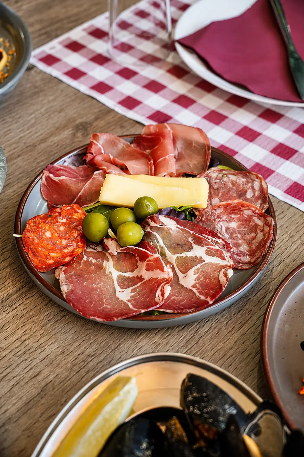 Affettato di salumi e formaggio